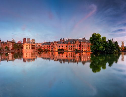 Zonsopgang boven het Binnenhof. Spiegeling in de Hofvijver