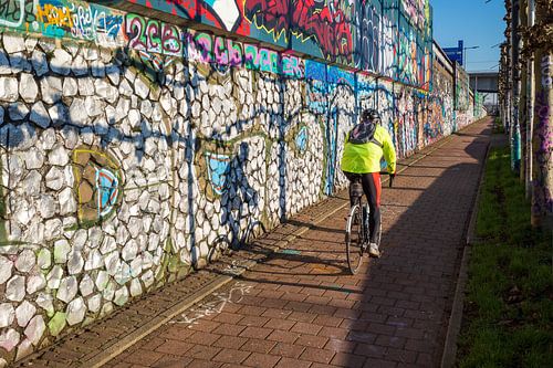 Graffiti en fietser aan de Rijnkade in Arnhem