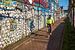 Graffiti und Radfahrer auf der Rijnkade in Arnheim von Bart Ros