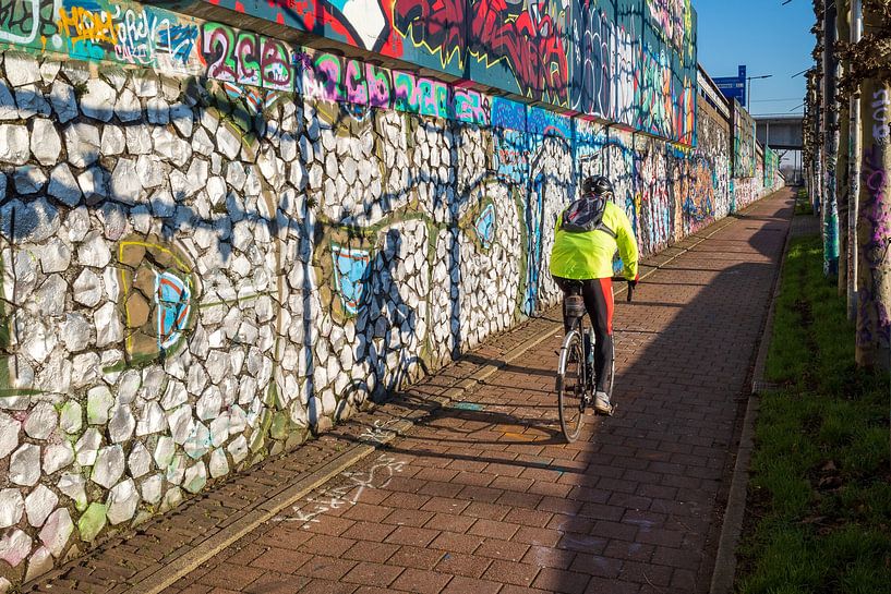 Graffiti en fietser aan de Rijnkade in Arnhem van Bart Ros