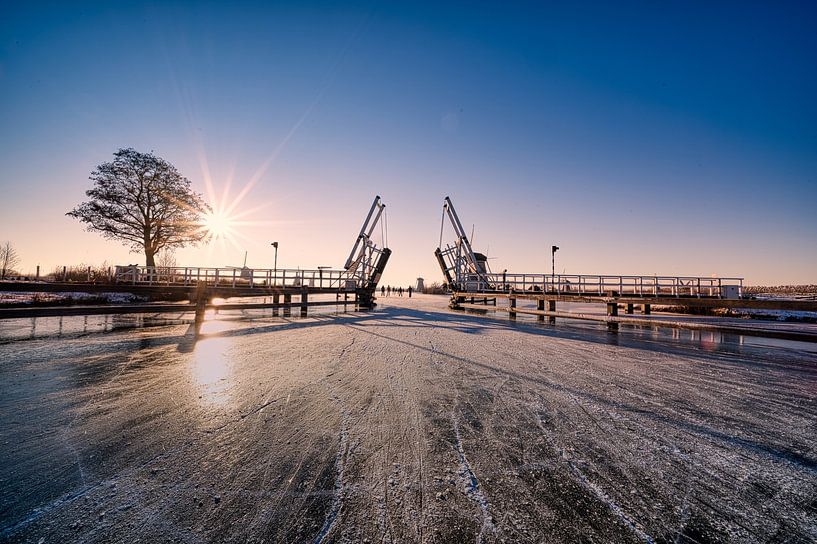 Winter evening at Kinderdijk - Old Drawbridge by Glenn Vlekke