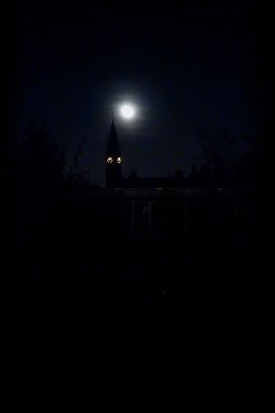 Clock in the night by Marco Versloot