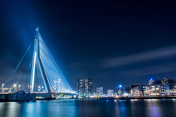 Erasmusbrug in de nacht