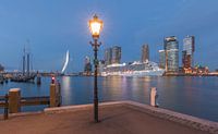 Kreuzfahrtschiff Regal Princess in Rotterdam während der blauen Stunde von MS Fotografie | Marc van der Stelt Miniaturansicht