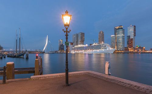 Cruiseschip Regal Princess in Rotterdam tijdens het blauw uurtje