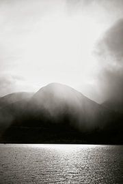 Optrekkende mist, Loch Lochy, Schotland