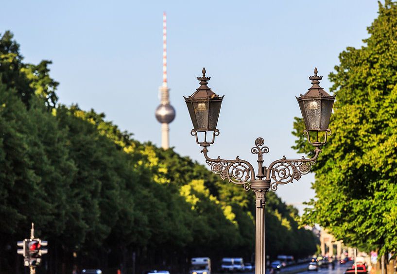 Lanterne historique de Berlin avec tour de télévision en arrière-plan par Frank Herrmann