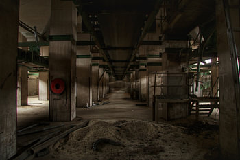 Een verlaten fabriekshal