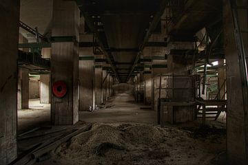 Een verlaten fabriekshal van Melvin Meijer