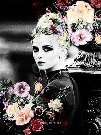 Be Blooming Beauty | Een zwart/wit portret van een vrouw met rondom kleurige bloemen van Wil Vervenne
