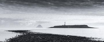 Island Serenade: Dramatische Seelandschaft des Pladda-Leuchtturms mit Ailsa Graig im Hintergrund von Henno Drop