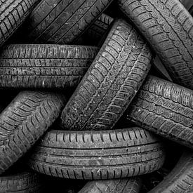 pile of old tyres sur Ada van der Lugt