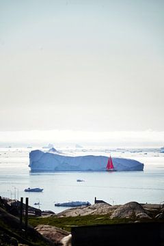 De boot met de rode zeilen van Elisa in Iceland