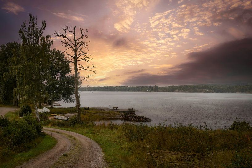 Schwedischer See Västra Fågelvik mit wunderschönem Himmel von Mart Houtman