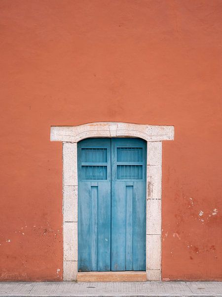 Die blaue Tür in Calzada de los Frailes, Valladolid Mexiko von Raisa Zwart Reisefotografiedrucke