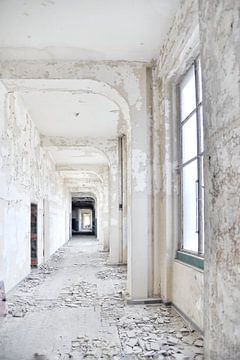 Urbex, vervallen gang van Loes van Dijk