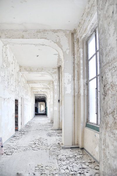 Urbex, vervallen gang van Loes van Dijk