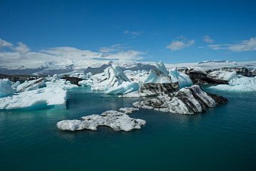 IJsland - IJsberglandschap vol drijvende ijsschotsen op gletsjermeer Jökulsárlón van adventure-photos