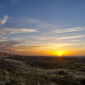 Coucher de soleil à Katwijk aan Zee sur Pictures by Van Haestregt