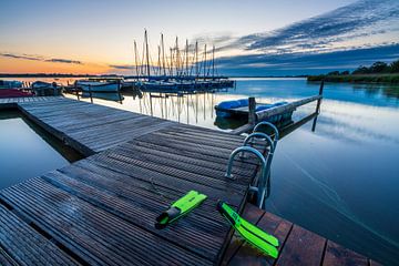 Het Leekstermeer bij zonsopkomst. van Ron ter Burg