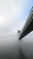 Brug bij New York in de mist