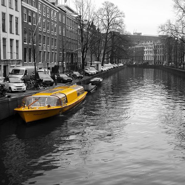 Gelbes Kanalboot in den Amsterdamer Grachten von Sander Jacobs