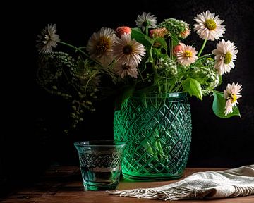 Klassisches grünes Blumenstillleben in Glasvase von Vlindertuin Art