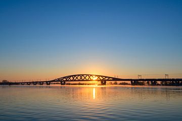 Pont ferroviaire de Hanzeboog sur la rivière IJssel, près de Zwolle, au lever du soleil. sur Sjoerd van der Wal Photographie