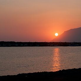 Sunset in Krete - With sun von Mariska Hanegraaf
