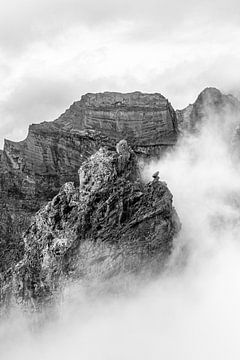 Pic de montagne dans une mer de nuages | Pico do Areeiro | Madère | Paysage | Noir et blanc sur Daan Duvillier | Dsquared Photography