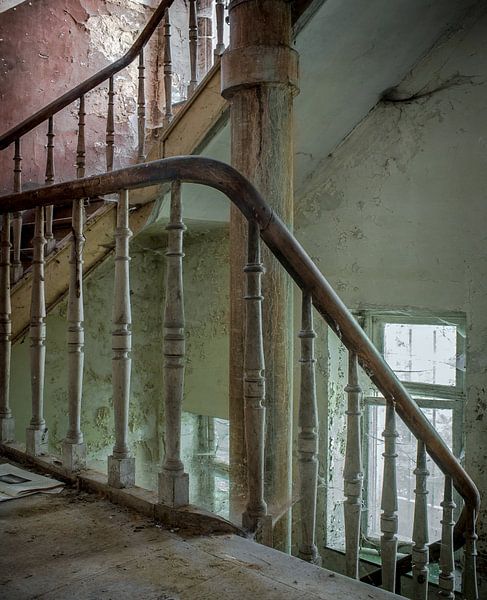 Escalier de service dans un vieux château par Olivier Photography