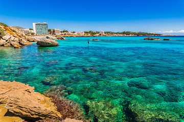 Prachtig uitzicht op de kustlijn in Cala Rajada, Mallorca eiland Spanje van Alex Winter
