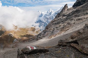 Le massif de la Jungfraum dans les nuages sur John Faber