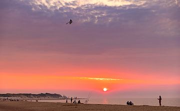 Gekleurde lucht strand Vrouwenpolder met vlieger 2 van Percy's fotografie