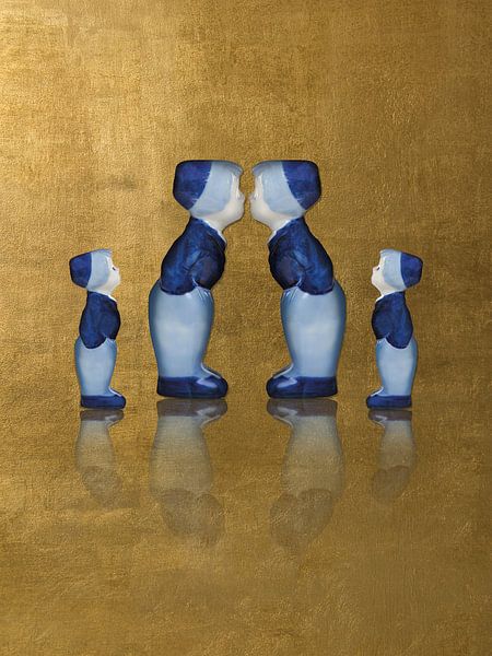 Family delft blue kissing couple with gold by Mijke Konijn