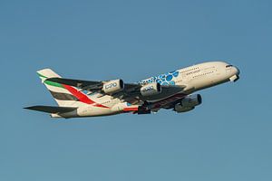 Emirates Airbus A380 stijgt op van de Buitenveldertbaan. van Jaap van den Berg