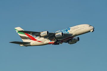 Emirates Airbus A380 stijgt op van de Buitenveldertbaan.