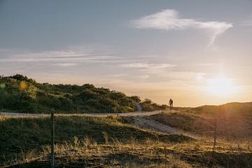 Eenzame fietser in de duinen van Sander de Vries