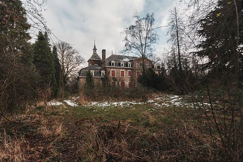 Apparition hantée : Manoir abandonné dans la forêt enneigée