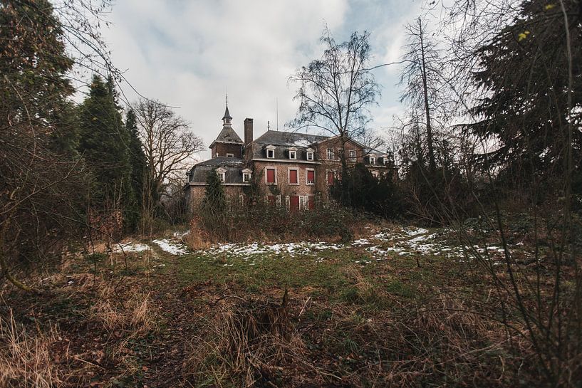 Apparition hantée : Manoir abandonné dans la forêt enneigée par Melvin Meijer