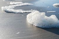Schäumende Wellen am Strand