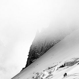 Hintertux gletsjer in de mist zwart wit van Hidde Hageman