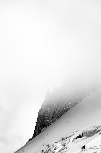 Hintertux gletsjer in de mist zwart wit van Hidde Hageman