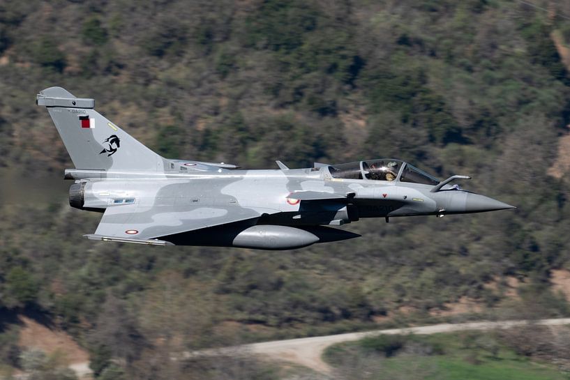 Qatar Emiri Air Force Rafale in einem griechischen Tal von HB Photography