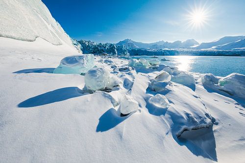 Felle zon boven het Fjortende Julibukta