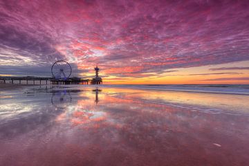 Scheveningen Noorderstrand with Pier and Ferris wheel and beautiful evening red by Rob Kints