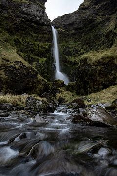 Waterval tussen ruige rotsen in IJsland van KiekLau! Fotografie