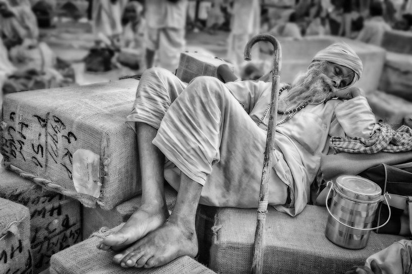 Slapende zwerver op treinstation in Haridwar,India van Wout Kok