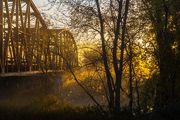 Stalen brug in nevelen gehuld van Peter Leenen