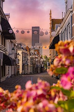 Een kleurrijke blik op de Achmea Toren, Leeuwarden van Martijn